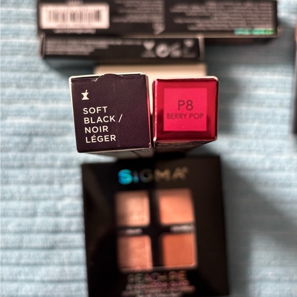 Assorted makeup & makeup brush bundle - Picture 9 of 10